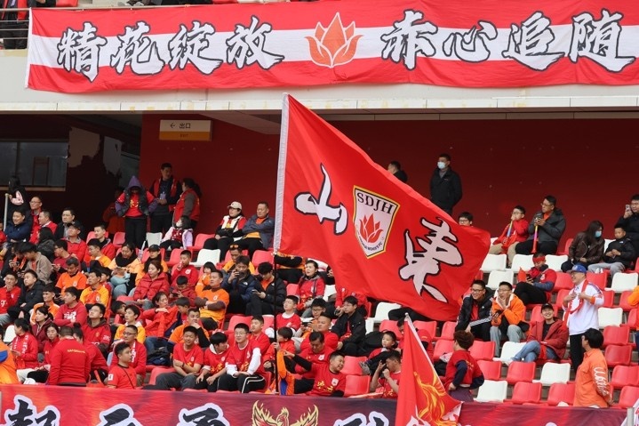 主場(chǎng)上萬(wàn)名球迷的吶喊助威，給山東體彩女足征戰女超增添了能量與動(dòng)力